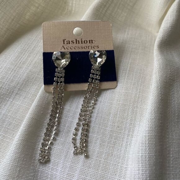 Super sparkly heart and dangle rhinestone earrings. Perfect for going out - Picture 4 of 5